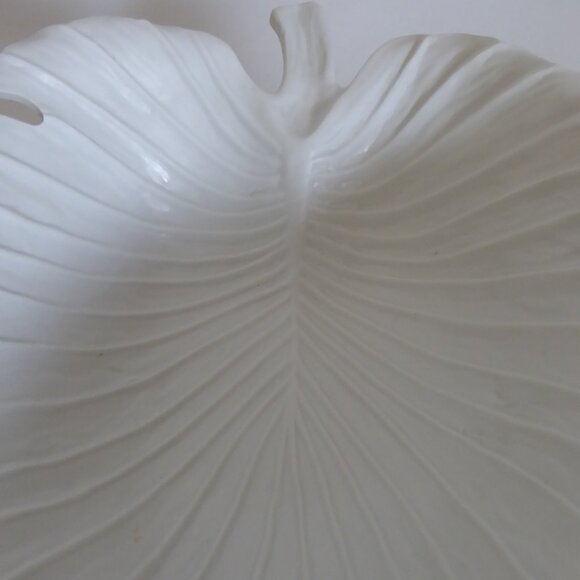 NEW LARGE 12” WHITE PORCELAIN DECORATIVE LEAF SHAPED BOWL SCULPTURE WITH STEM - Picture 10 of 12